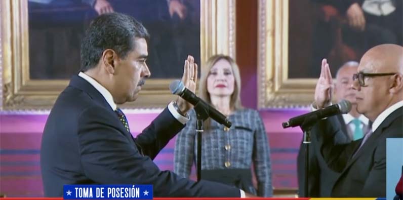 El presidente de Venezuela, Nicolás Maduro, jura en la Asamblea Nacional, en Caracas, Venezuela