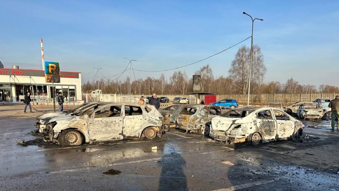 Se desató un incendio en el aparcamiento de un supermercado tras la caída de un dron ucraniano, Domodédovo, provincia de Moscú, el 11 de marzo de 2025.