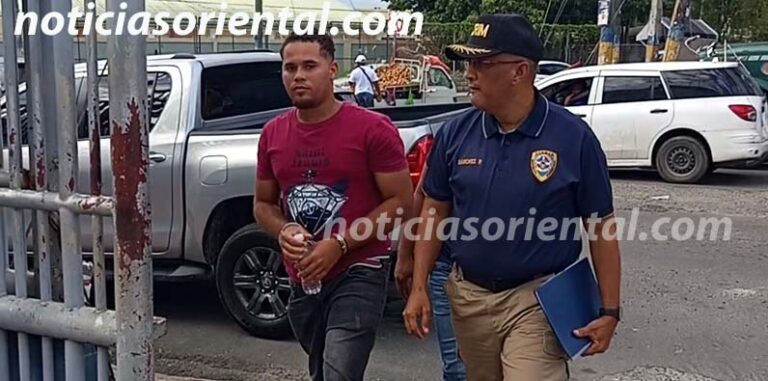 Yúnior Lazarito Sánchez, custodiado por el coronel Adolfo Sánchez Pérez, encargados de Homicidios de la DICRIM.