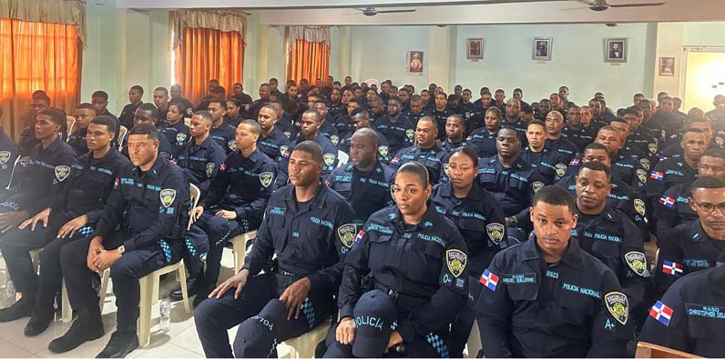 Agentes del del Departamento E-2, en Los Mina.