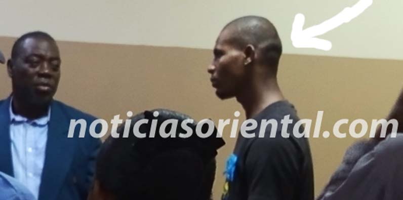 Yunior Luis (a) Peral, señalado por flecha.