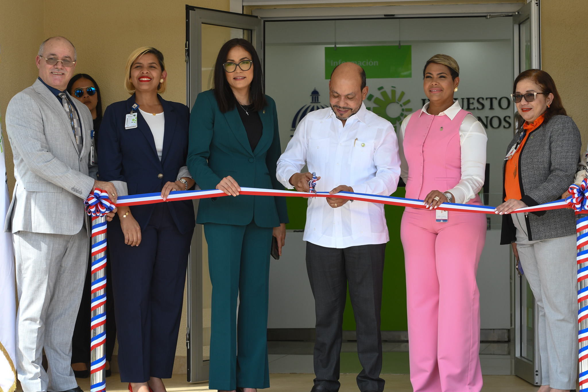 Director General de la DGII, Luis Valdez Veras, durante el corte de cinta del Centro de Transacciones VHM Los Mina.
