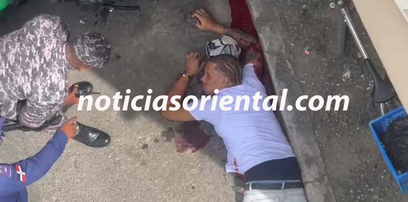 Brayan Juan Pablo Rosa, asistido por un agente de policía.