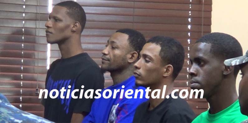 Los condenados, escuchando el fallo.