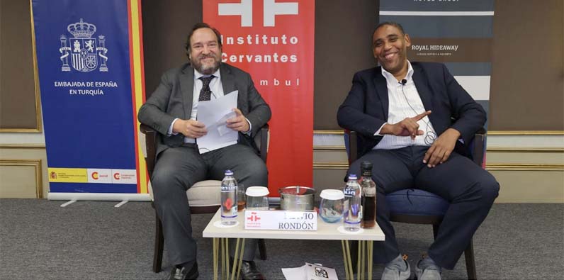 El doctor Flavio Amaury Rondón de Jesús mientras era presentado por el director del Instituto Cervantes Turkía, Fernando Martínez Vara de Rey, en el III Encuentro Latinoamericanos de Escritores que se celebró en Istanbul, Turkía.