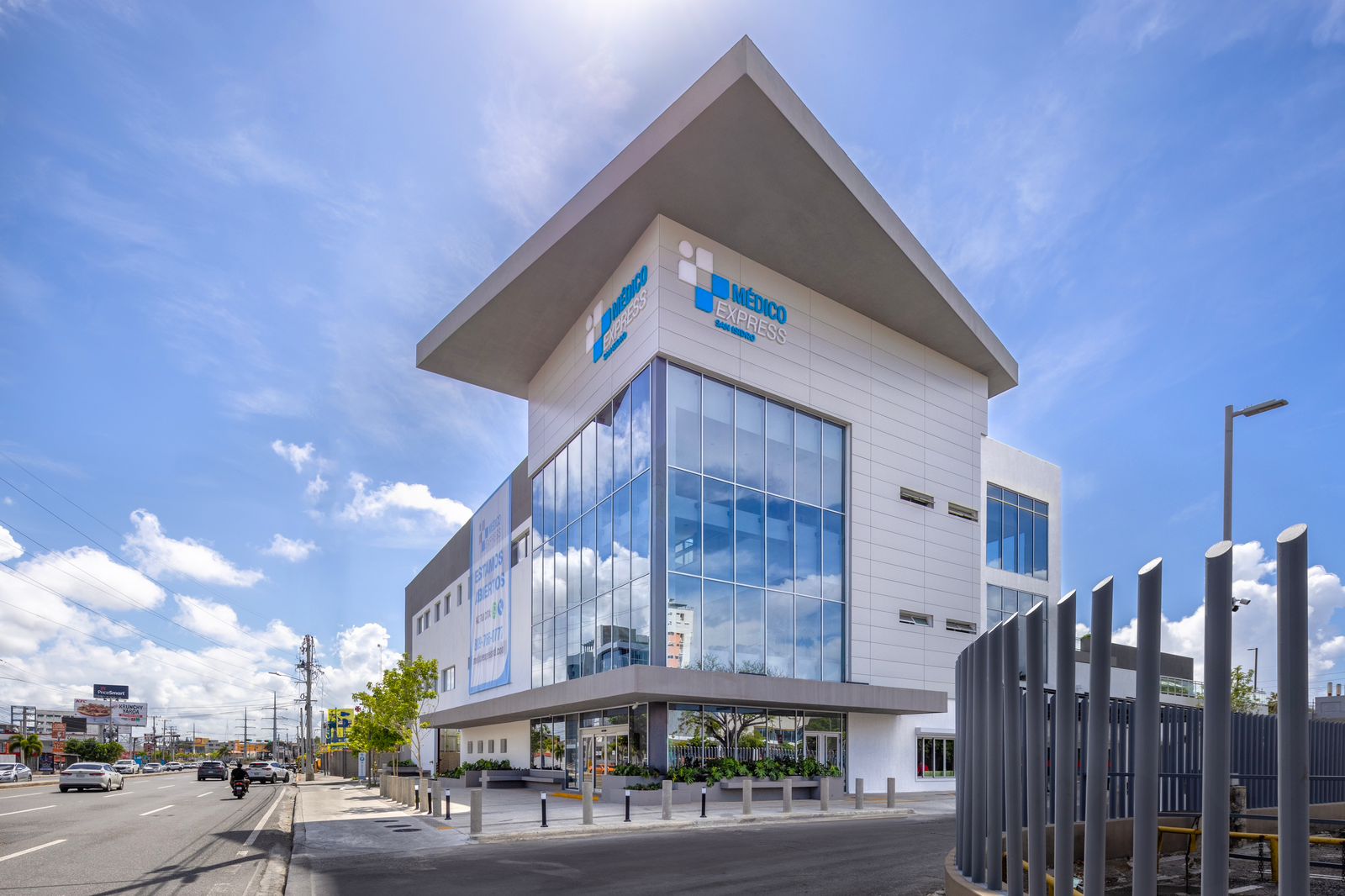 Médico Express se encuentra ubicada en Aut. Cnel. Rafael Tomás Fernández Domínguez No. 100. Santo Domingo Este, Santo Domingo.