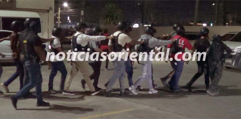 Los imputados, llevados por agentes de la DNCD.