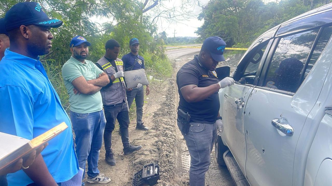 Los agresores posteriormente escaparon en la Toyota Hilux 4×4, blanca, año 2023, placa L473239, perteneciente a las víctimas.