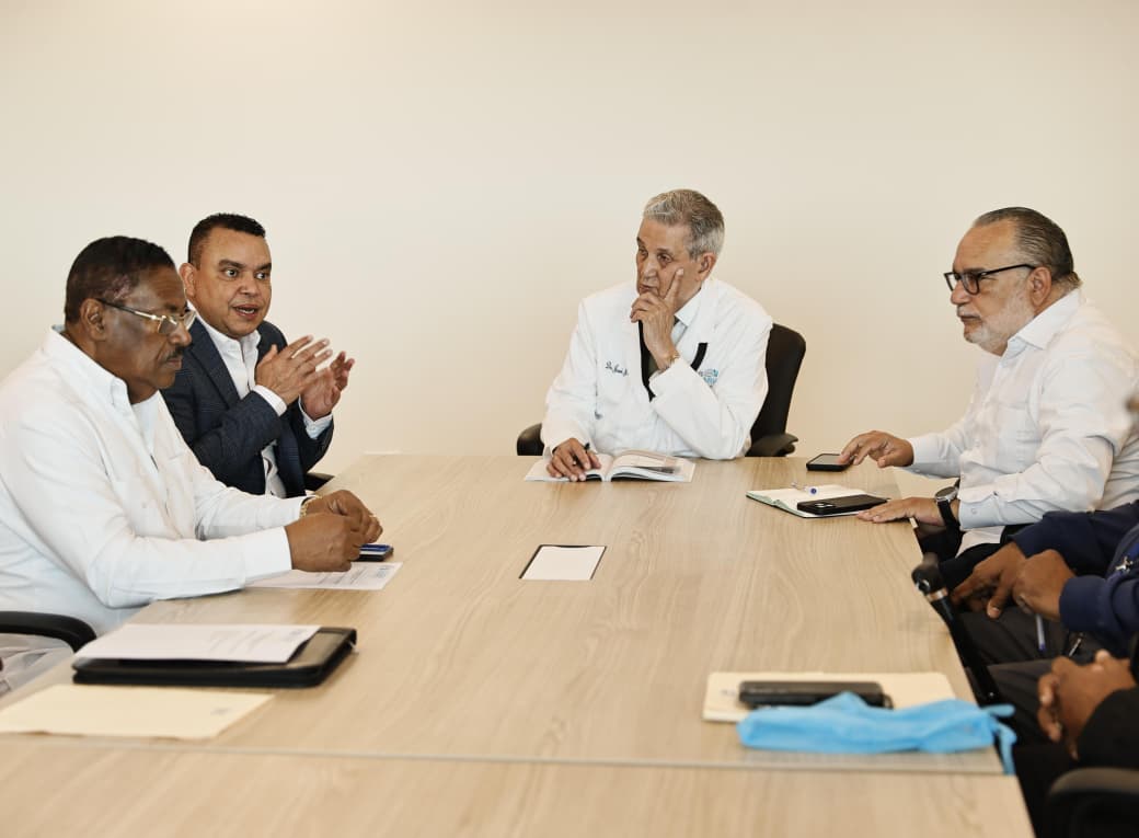 El doctor Julio Landrón, en la reunión.