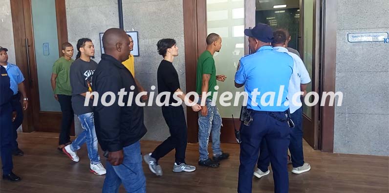 Los imputados, trasladados al tribunal.