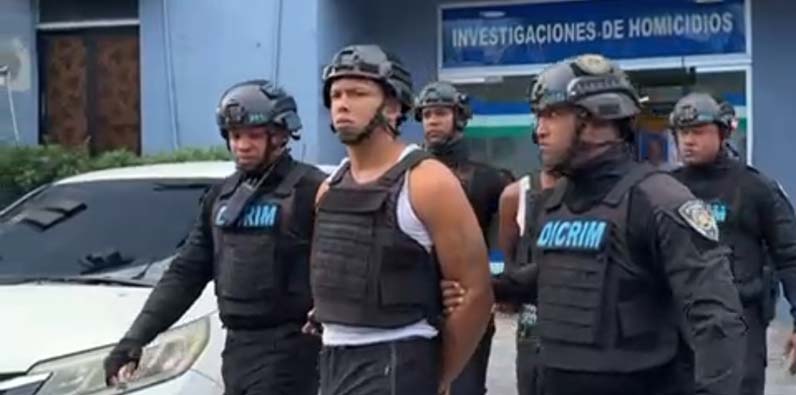 Los detenidos, en custodia.