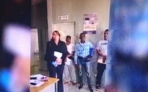 La fiscal Geivi Francisco, impedida de entras a su oficina.