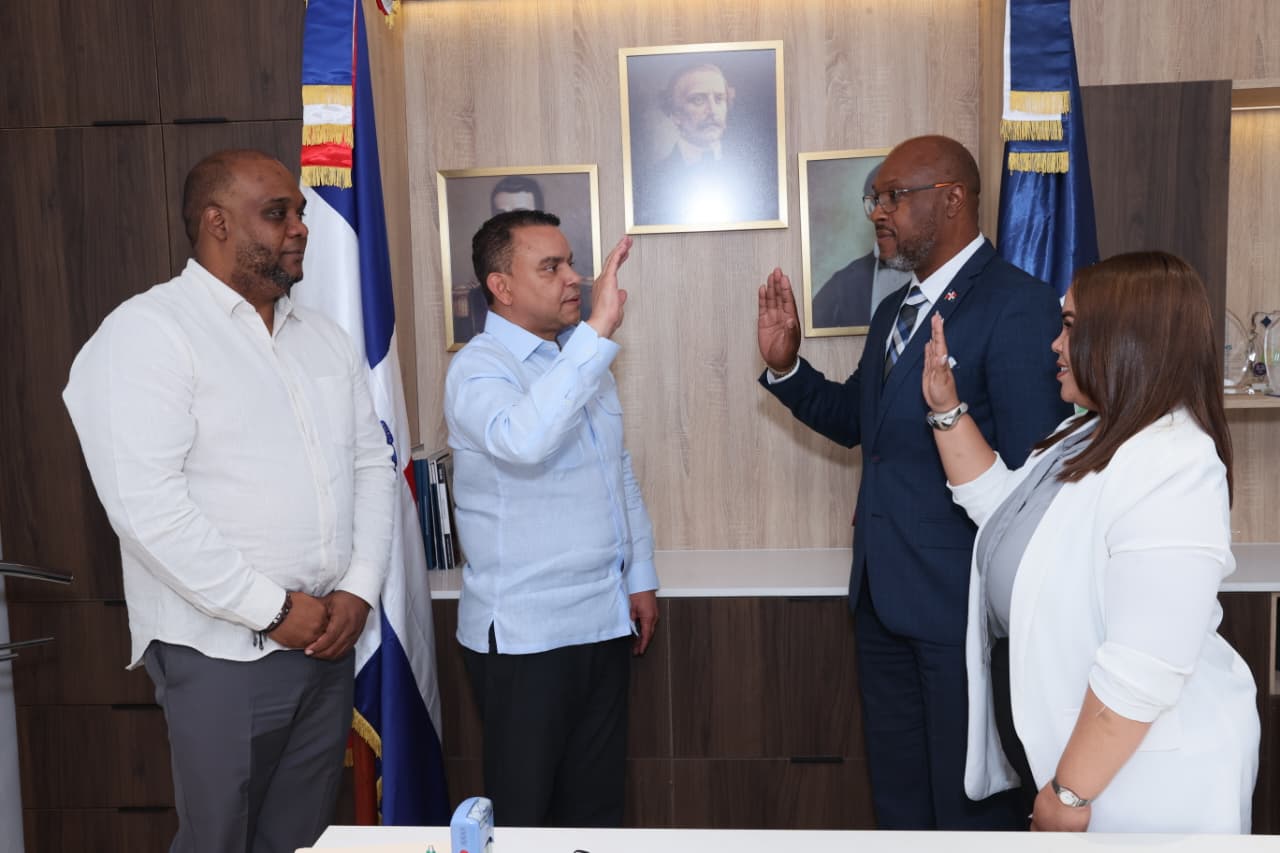 El doctor Julio Landrón juramenta director y subdirectora del Hospital Antonio Musa