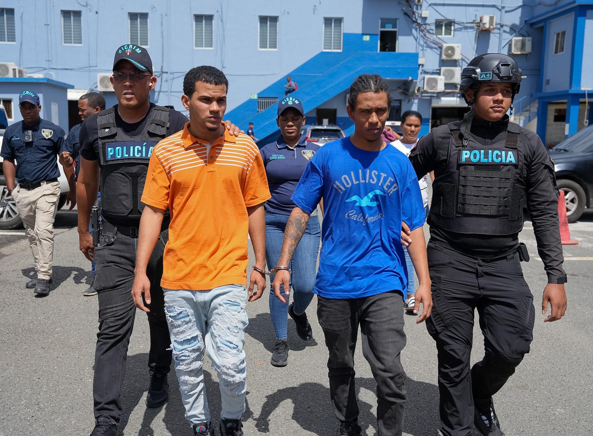 Los dos acusados, en custodia.