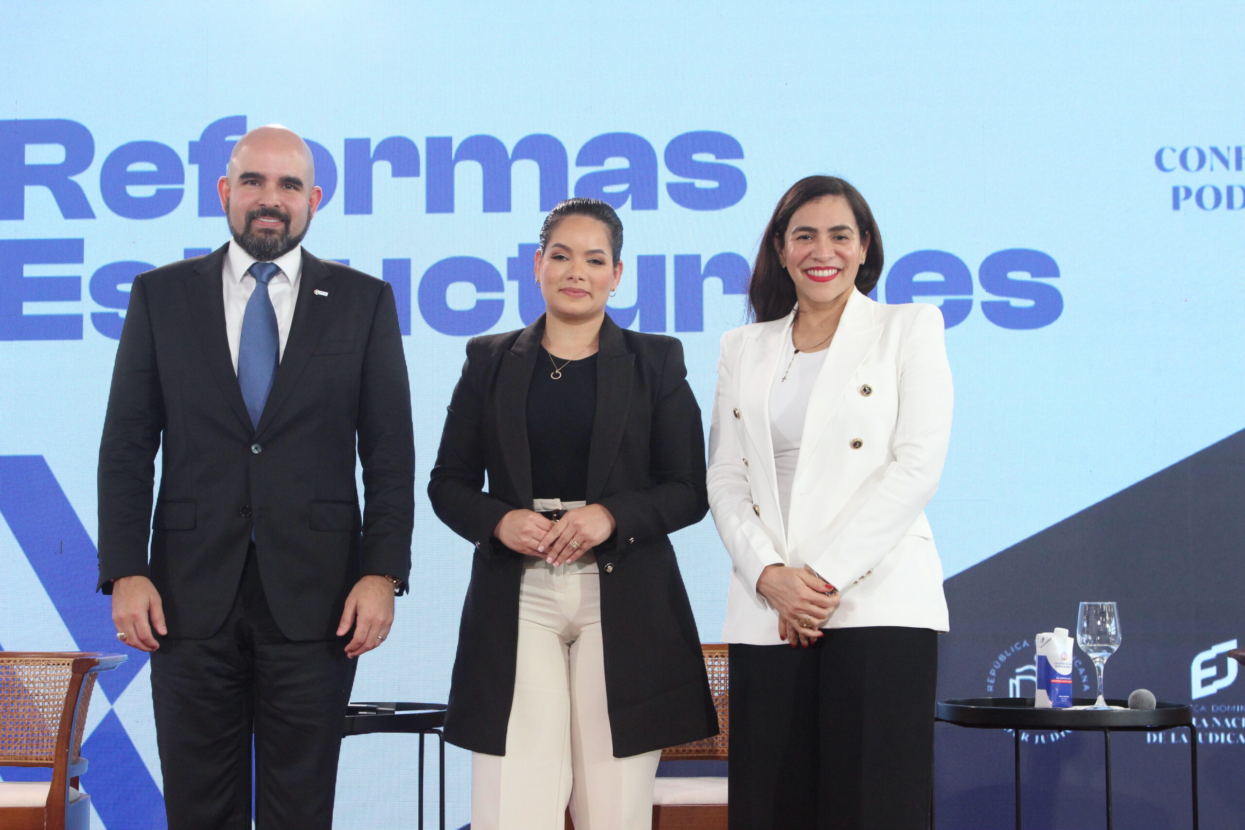 Al centro, la magistrada Yorlin Vásquez, jueza de la segunda Sala de la Suprema Corte de Justicia (SCJ), acompañada de la magistrada Rosa Evelyn Fermín, y el presidente de la Asociación Nacional de Jóvenes Empresarios (ANJE), Boris de León.