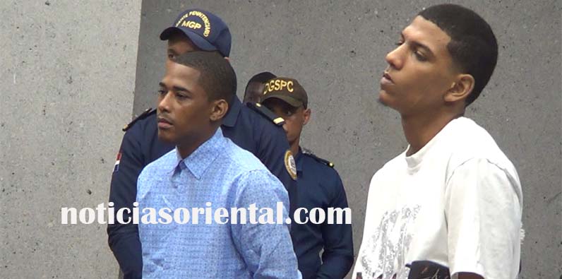 Los dos justiciables, escuchando el fallo.