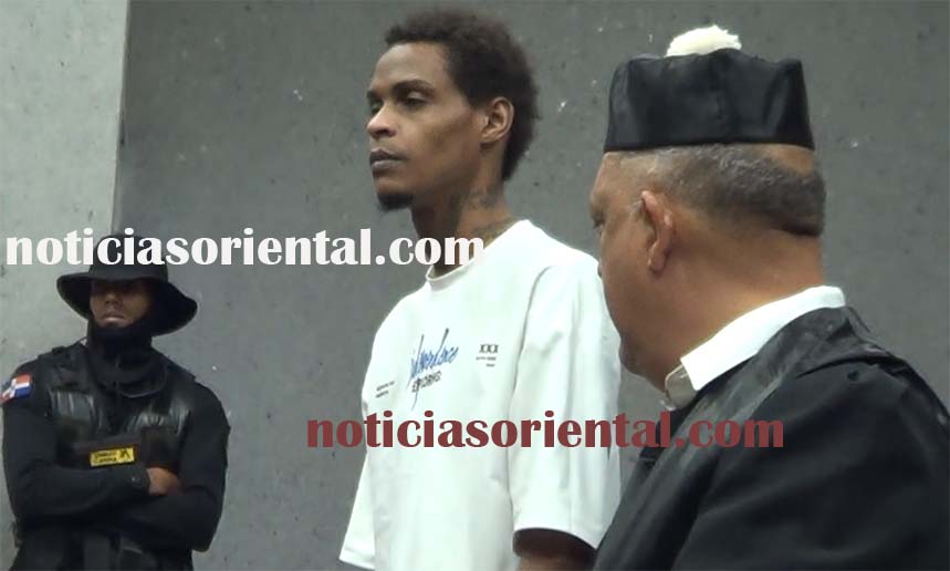 Francis Joel Terrero Ramírez (a) Caco, con su abogado, escuchando el fallo.