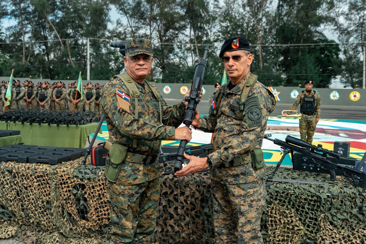 El ministro de Defensa, teniente general Carlos Antonio Fernández Onofre, ERD., encabezó la entrega de nuevo equipamiento militar al Ejército de República Dominicana.
