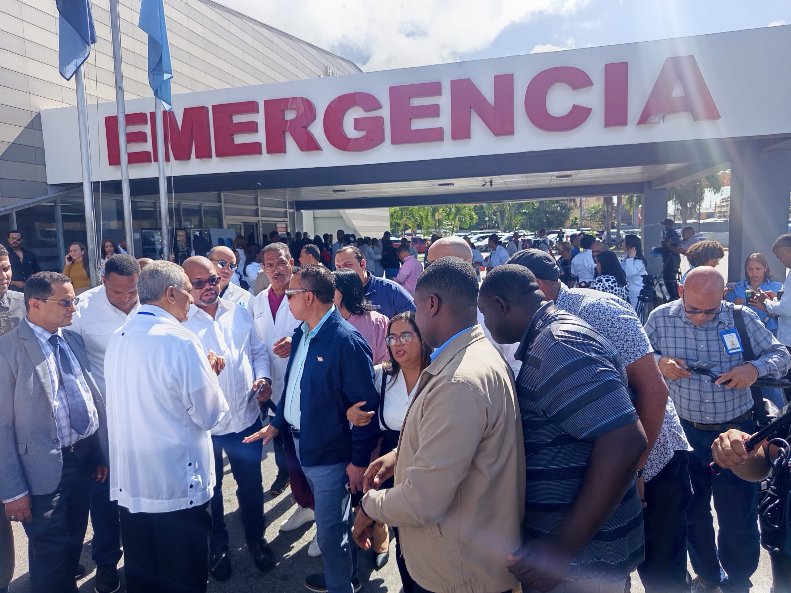 El doctor Julio Landrón, en rueda de prensa en el Hospital Traumatológico Docto Darío Contreras.