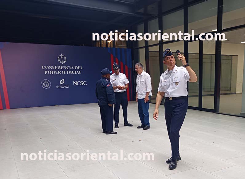 El mayor general Andrés Modesto Cruz Cruz, director general de la Policía Nacional, tomando fotos en la sede de la Ciudad Judicial.
