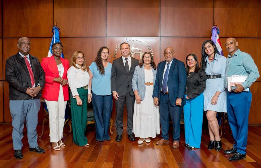 El presidente de la Suprema Corte de Justicia, con periodistas de la fuente judicial