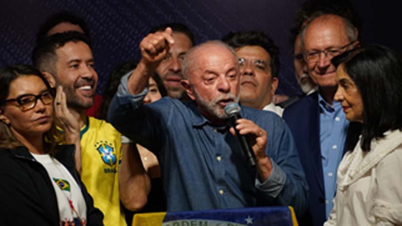 El presidente brasileño, Luiz Inácio Lula da Silva, se dirige a votantes tras conocerse su victoria