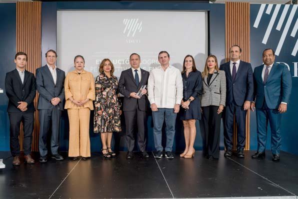 El juez presidente de la Suprema Corte de Justicia, Henry Molina, junto a la directiva de ADETI.